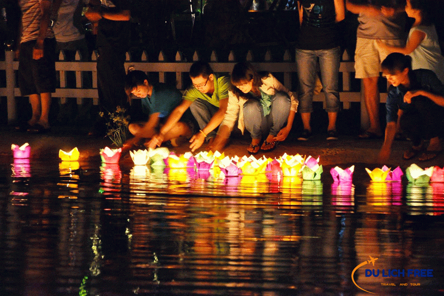 tha-den-long Thả đèn lồng Hội An về đêm
