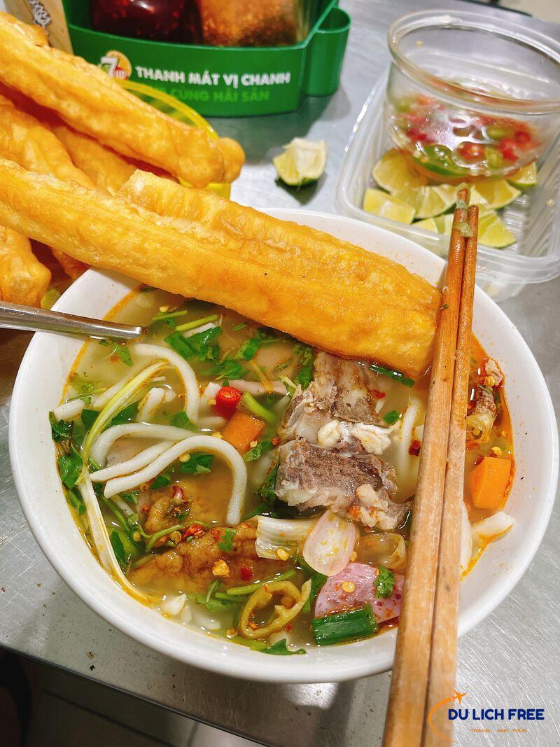 Bánh canh ruộng đối diện trường THPT Lê Quý Đôn, Đà Nẵng