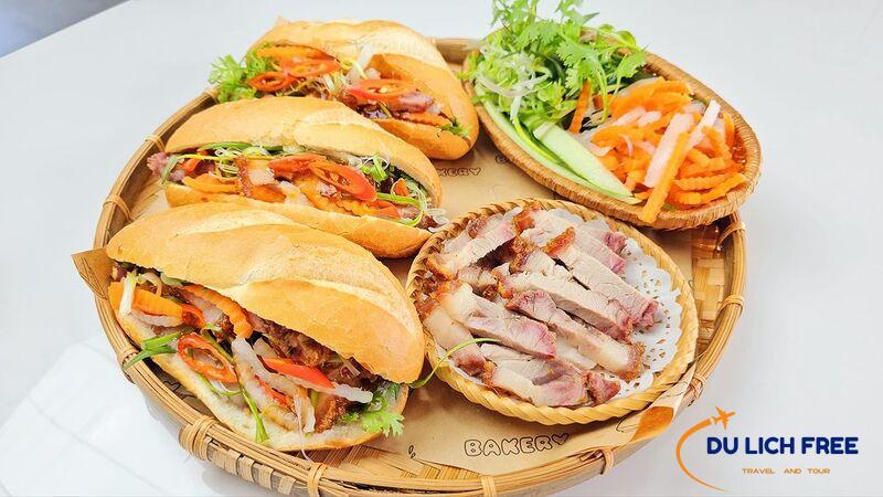 Bánh mì heo quay giòn rụm Đà Nẵng Cô Tuyết