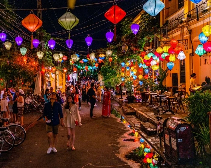Phố đèn lồng Hội An về đêm đông du khách