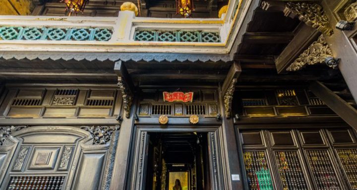 Khung gỗ, vì kèo chạm trổ và giếng trời bên trong nhà cổ Tấn Ký
