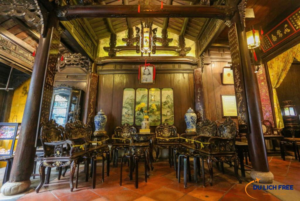 Gian tiếp khách nhà cổ Tấn Ký với bàn ghế gỗ khảm xà cừ